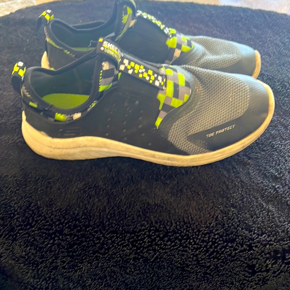 Slip on sketchers,green, size US 5